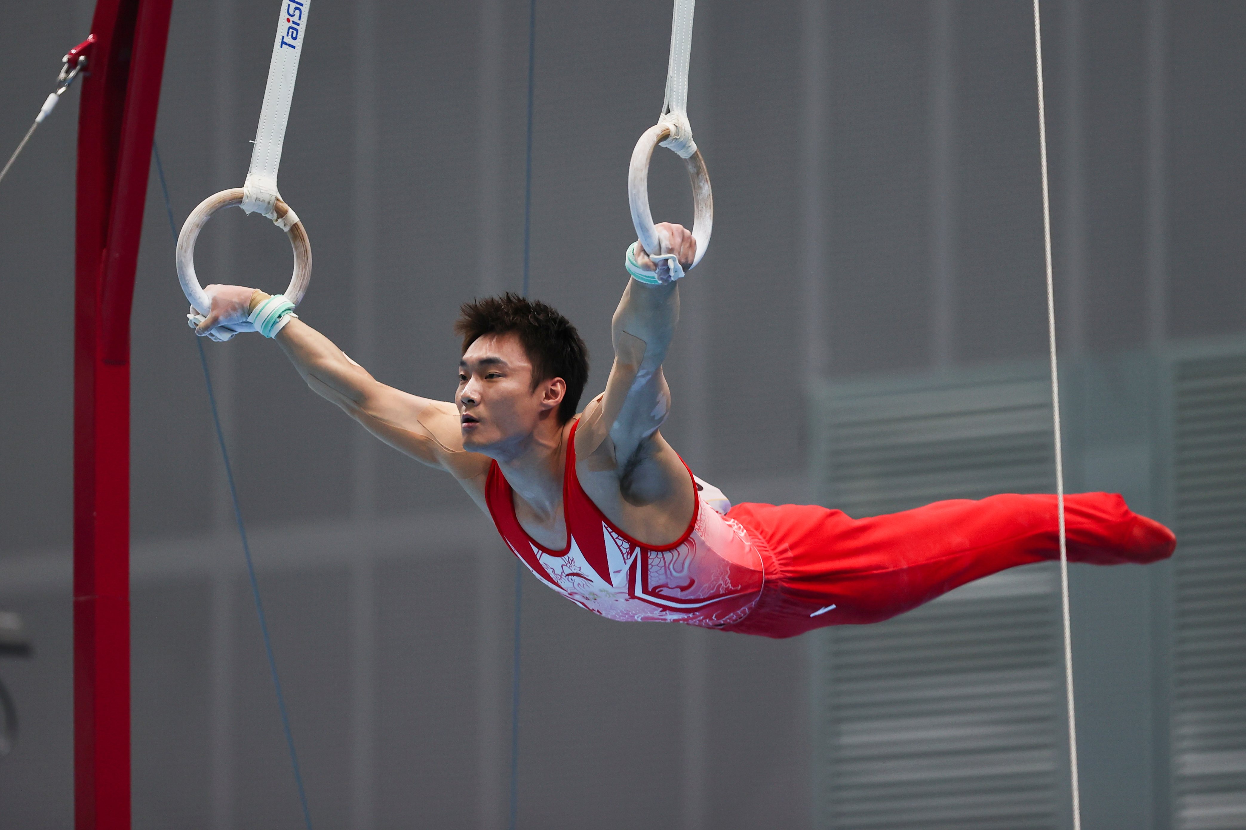 体操赛场上神技惊艳全场，中国选手硬是夺金